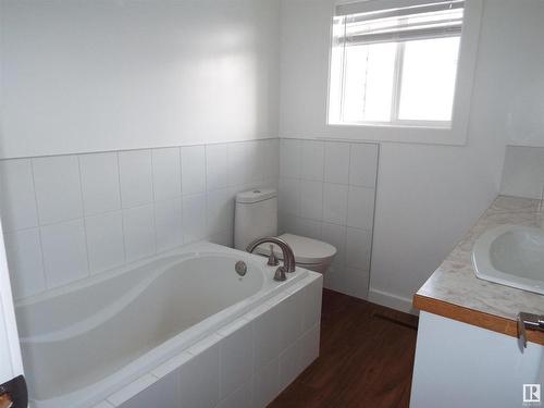 49548 Rge Road 224, Rural Leduc County, AB - Indoor Photo Showing Bathroom