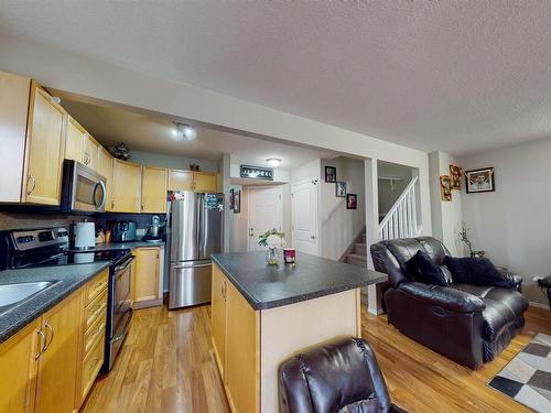 2031 Hammond Cl, Edmonton, AB - Indoor Photo Showing Kitchen