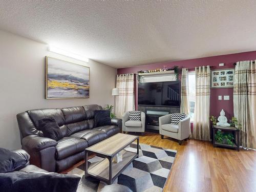 2031 Hammond Cl, Edmonton, AB - Indoor Photo Showing Living Room