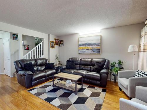 2031 Hammond Cl, Edmonton, AB - Indoor Photo Showing Living Room