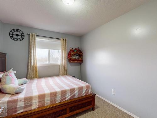 2031 Hammond Cl, Edmonton, AB - Indoor Photo Showing Bedroom