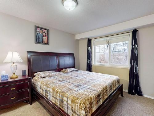 2031 Hammond Cl, Edmonton, AB - Indoor Photo Showing Bedroom