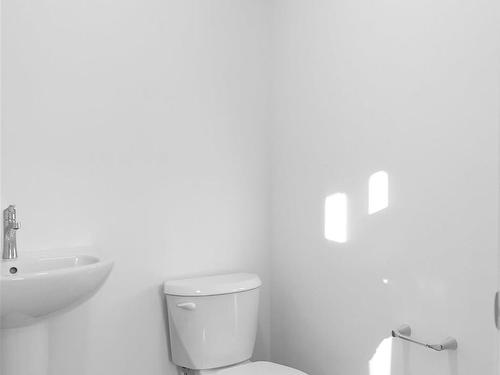 22 525 Secord Boulevard, Edmonton, AB - Indoor Photo Showing Bathroom