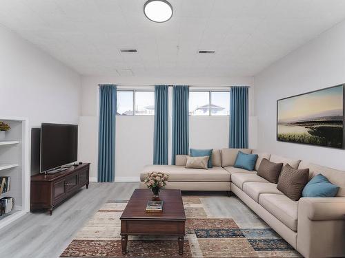 12431 51 Street, Edmonton, AB - Indoor Photo Showing Living Room