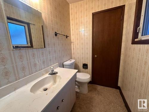 8512 137 Avenue, Edmonton, AB - Indoor Photo Showing Bathroom