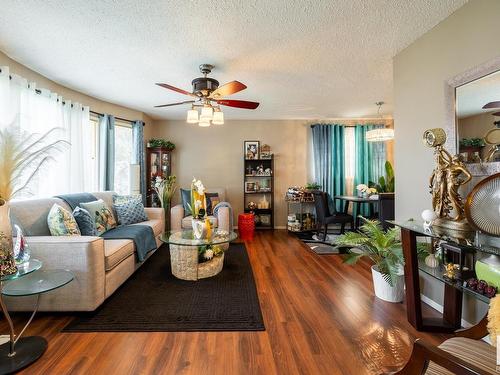 331 Garden Meadows Drive, Wetaskiwin, AB - Indoor Photo Showing Living Room