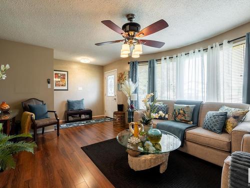 331 Garden Meadows Drive, Wetaskiwin, AB - Indoor Photo Showing Living Room