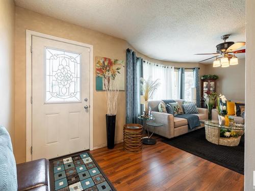 331 Garden Meadows Drive, Wetaskiwin, AB - Indoor Photo Showing Living Room