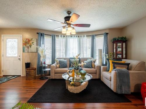 331 Garden Meadows Drive, Wetaskiwin, AB - Indoor Photo Showing Living Room