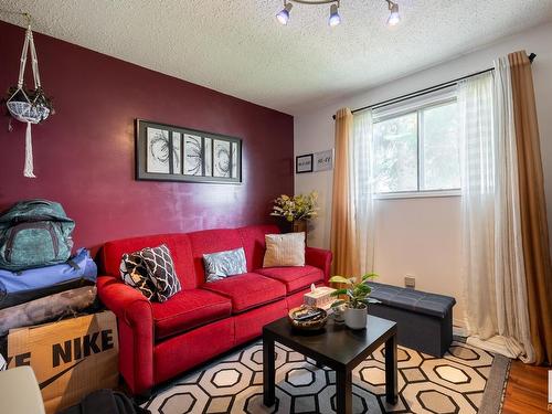 331 Garden Meadows Drive, Wetaskiwin, AB - Indoor Photo Showing Living Room