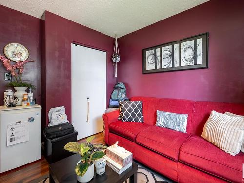 331 Garden Meadows Drive, Wetaskiwin, AB - Indoor Photo Showing Living Room