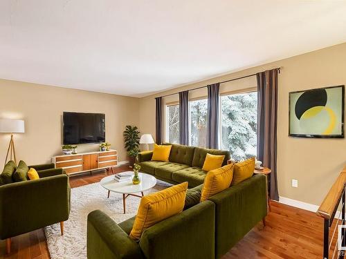 9407 74 Street, Edmonton, AB - Indoor Photo Showing Living Room