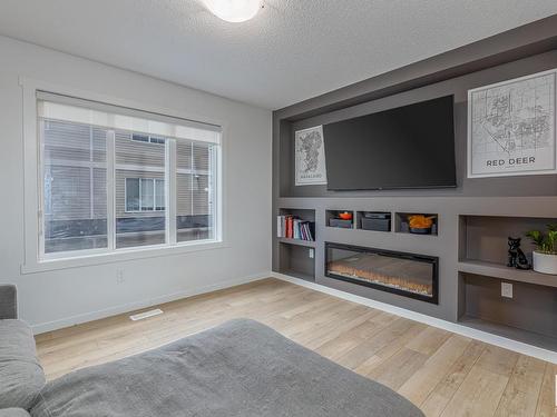 29 1110 Daniels Link, Edmonton, AB - Indoor Photo Showing Living Room