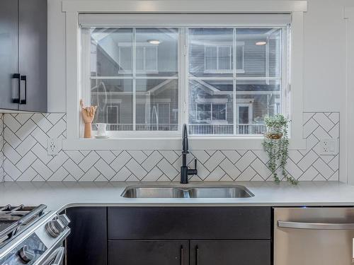 29 1110 Daniels Link, Edmonton, AB - Indoor Photo Showing Kitchen With Double Sink