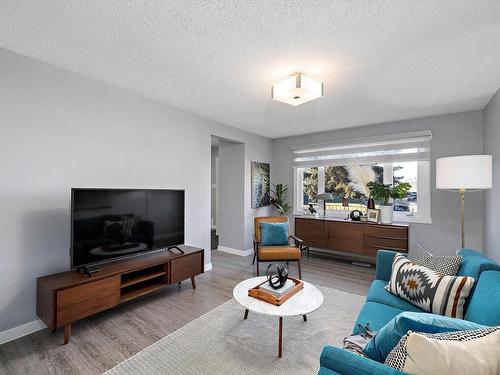 15G Callingwood Court, Edmonton, AB - Indoor Photo Showing Living Room