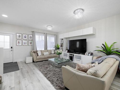 22347 93 Avenue, Edmonton, AB - Indoor Photo Showing Living Room