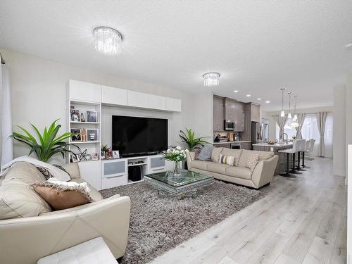 22347 93 Avenue, Edmonton, AB - Indoor Photo Showing Living Room