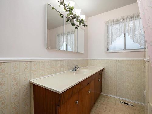 9635 149 Street, Edmonton, AB - Indoor Photo Showing Bathroom