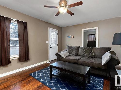 5123 52 Avenue, Tofield, AB - Indoor Photo Showing Living Room