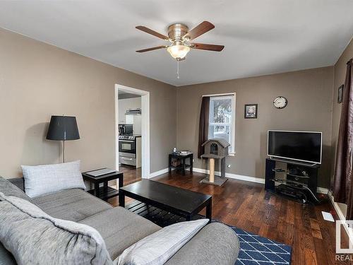 5123 52 Avenue, Tofield, AB - Indoor Photo Showing Living Room