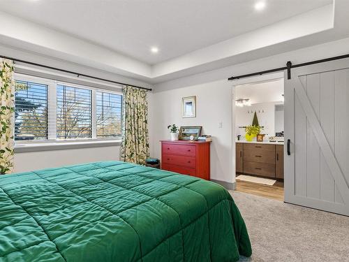 10518 45 Street, Edmonton, AB - Indoor Photo Showing Bedroom