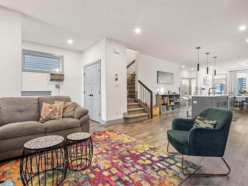 10518 45 Street, Edmonton, AB - Indoor Photo Showing Living Room