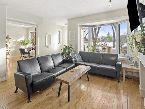 7326 111 Avenue, Edmonton, AB - Indoor Photo Showing Living Room