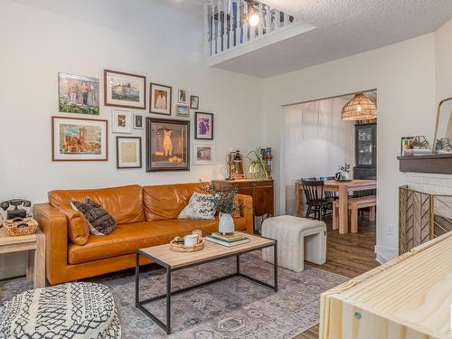 11922 102 Avenue, Edmonton, AB - Indoor Photo Showing Living Room