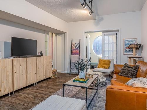 11922 102 Avenue, Edmonton, AB - Indoor Photo Showing Living Room