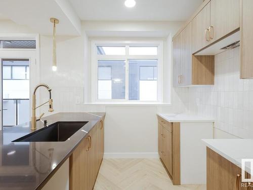 32 16231 19 Avenue, Edmonton, AB - Indoor Photo Showing Kitchen