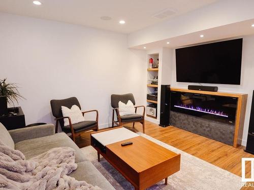 20740 96 Avenue, Edmonton, AB - Indoor Photo Showing Living Room