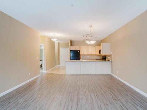 239 160 Magrath Road, Edmonton, AB - Indoor Photo Showing Kitchen