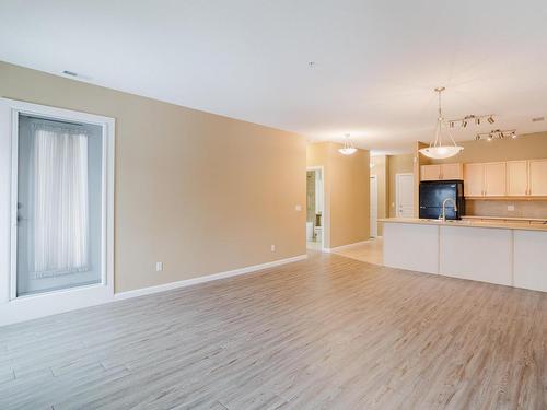 239 160 Magrath Road, Edmonton, AB - Indoor Photo Showing Kitchen