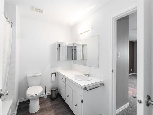 6730 36A Avenue, Edmonton, AB - Indoor Photo Showing Bathroom