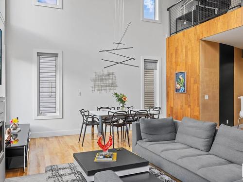 9441 101 Street, Edmonton, AB - Indoor Photo Showing Living Room