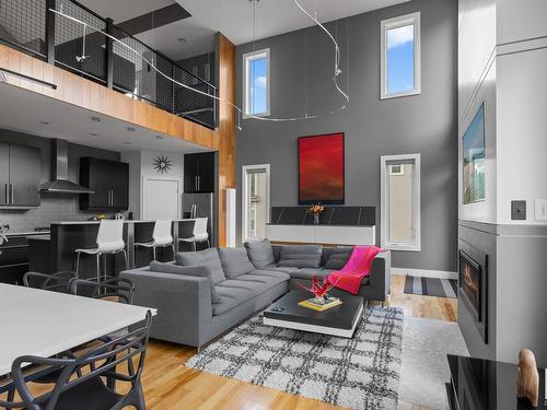 9441 101 Street, Edmonton, AB - Indoor Photo Showing Living Room