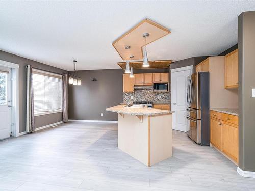 837 Barnes Link Link, Edmonton, AB - Indoor Photo Showing Kitchen