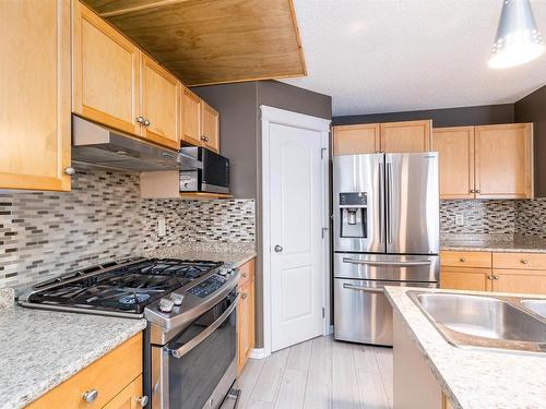 837 Barnes Link Link, Edmonton, AB - Indoor Photo Showing Kitchen With Double Sink With Upgraded Kitchen