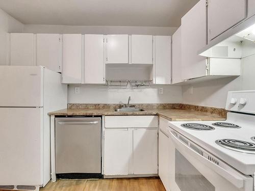 212 2624 Mill Woods Road E, Edmonton, AB - Indoor Photo Showing Kitchen