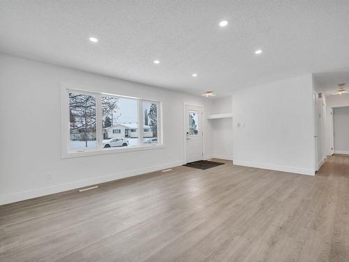 14216 58 Street, Edmonton, AB - Indoor Photo Showing Living Room