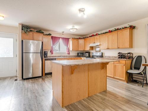 4713 49 Avenue, Legal, AB - Indoor Photo Showing Kitchen