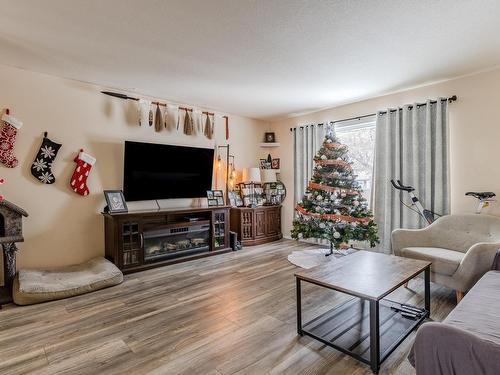 4713 49 Avenue, Legal, AB - Indoor Photo Showing Living Room