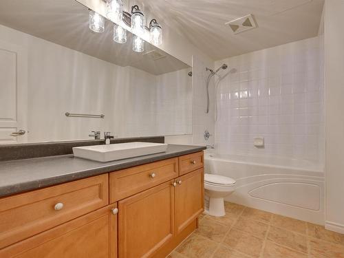 201 10319 111 Street, Edmonton, AB - Indoor Photo Showing Bathroom