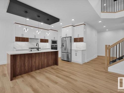 1109 Gyrfalcon Crescent, Edmonton, AB - Indoor Photo Showing Kitchen