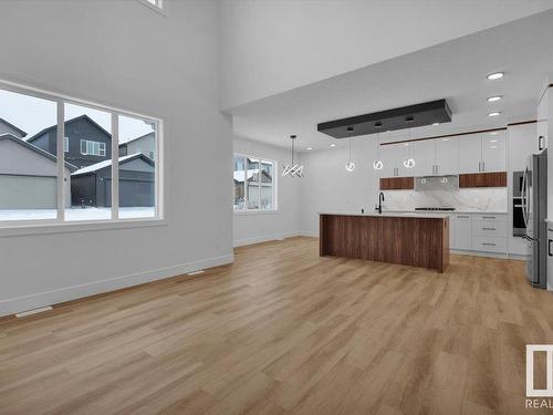 1109 Gyrfalcon Crescent, Edmonton, AB - Indoor Photo Showing Kitchen