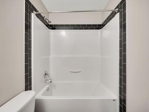 26 1005 Graydon Hill Boulevard, Edmonton, AB - Indoor Photo Showing Bathroom