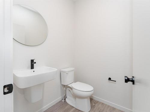 7333 Klapstein Crescent, Edmonton, AB - Indoor Photo Showing Bathroom