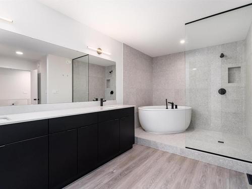 7333 Klapstein Crescent, Edmonton, AB - Indoor Photo Showing Bathroom