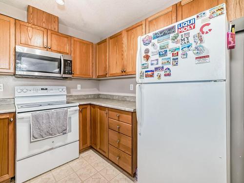 5 16823 84 Street Nw, Edmonton, AB - Indoor Photo Showing Kitchen