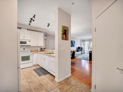 304 4304 139 Avenue, Edmonton, AB - Indoor Photo Showing Kitchen With Double Sink